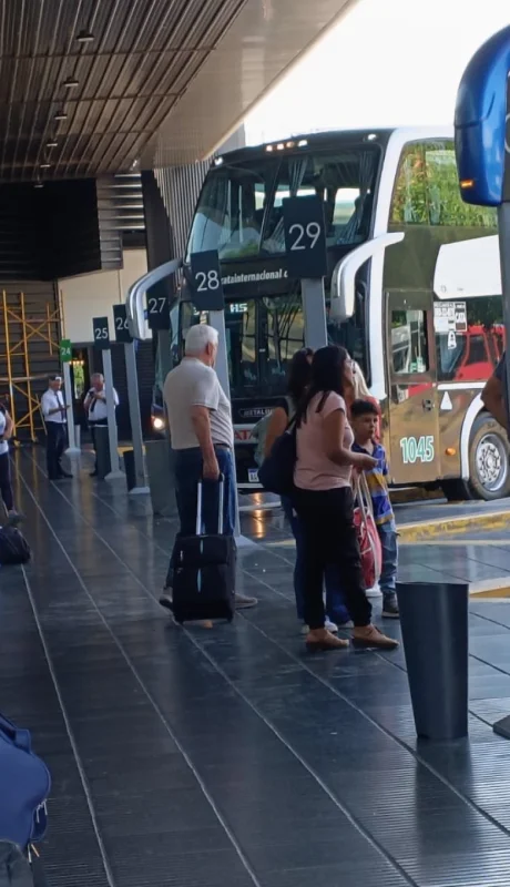 Choferes consultados coincidieron en que el tránsito de viajeros es "bastante movido" y que el fin de semana dejó una afluencia superior al 2024.