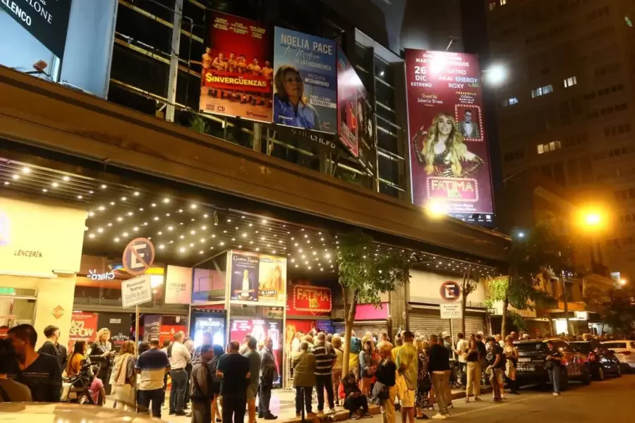 La oferta teatral, junto con la gastronómica y la de la diversión, atraen a decenas de miles de personas a Mar del Plata.