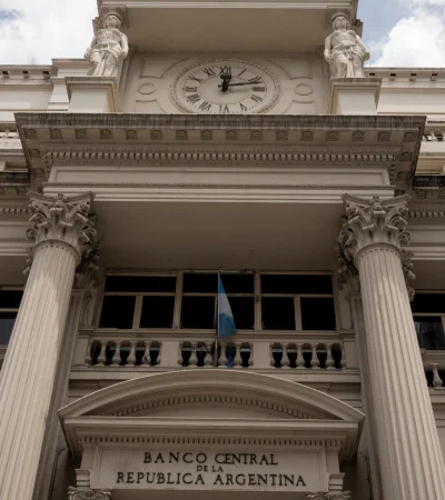 El SWAP con EE. UU. y China está disponible, pero la activación de recursos implica un nuevo endeudamiento y una nueva tasa de interés.