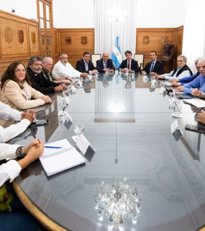 Una de las reuniones preparatorias del Consejo de Mayo, cuando Francos estaba a la cabeza. (Imagen: archivo web)