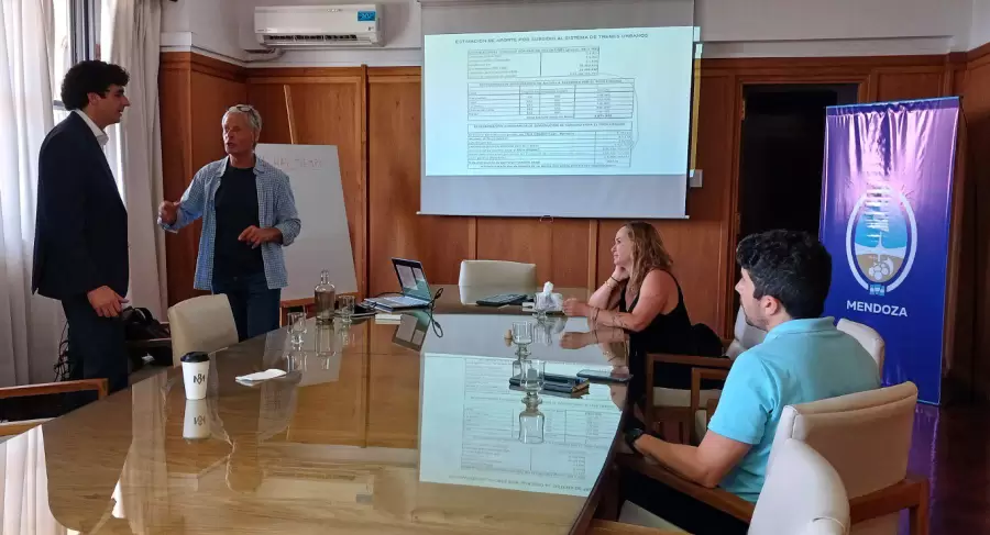 Un aspecto de la reunión entre arquitectos y funcionarios de Gobierno. (Foto: gentileza CAMZA)