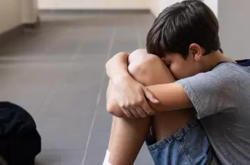 Mendoza promulgó la ley que sanciona a padres por casos de bullying: de cuánto es la multa