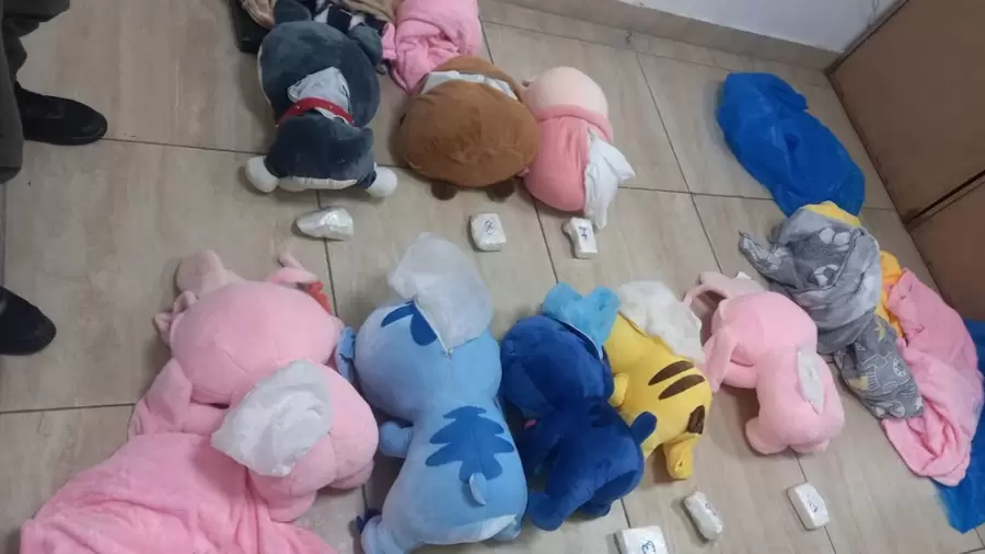 La droga iba en el interior de los muñecos. En total, decomisaron casi 3 kilos de cocaína.