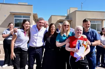 Transformación urbana en Godoy Cruz: 80 familias tienen por fin su casa propia