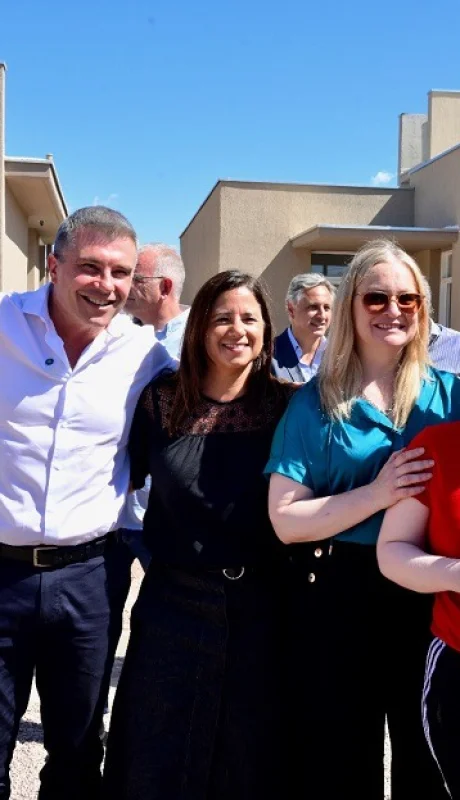 El intendente de Godoy Cruz, Diego Costarelli junto con la vicegobernadora de Mendoza, Hebe Casado