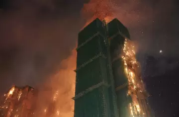 Hong Kong bajo fuego: el bambú causó un siniestro que arrasó siete edificios y mató a 36 personas