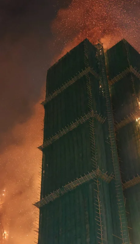 Siete edificios casi devastados en Tai Po obligan a la evacuación de cientos de residentes.