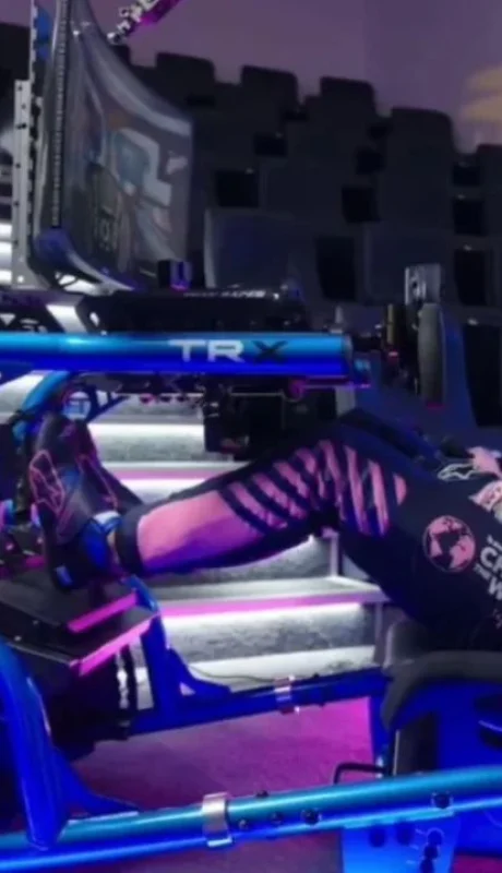 Franco se subió al simulador y mostró cómo se gira en Qatar.