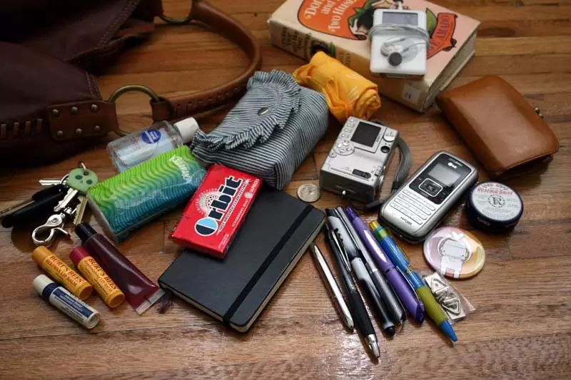 Comenzamos a buscar por todas partes, y surge lo peor: no solamente no encontramos lo que buscamos, sino que aparecen objetos añejos, ya olvidados.