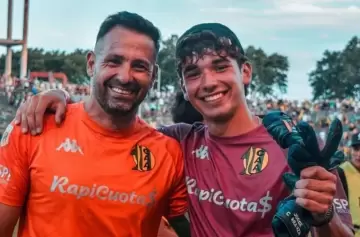 Se retira una leyenda de Aldosivi: La imagen de Jorge Carranza junto a su hijo