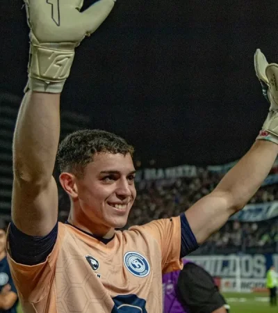 Nicolás Bolcato, una de las grandes figuras del encuentro, celebra el arco en cero y la solidez defensiva que permitió a la Lepra sumar tres puntos.