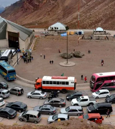 Micro mendocino fue interceptado por cinco autos en Chile: denuncian ataque planificado.