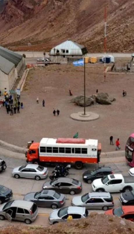 Micro mendocino fue interceptado por cinco autos en Chile: denuncian ataque planificado.