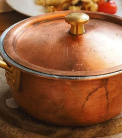 Alimentos en cacerola de cobre