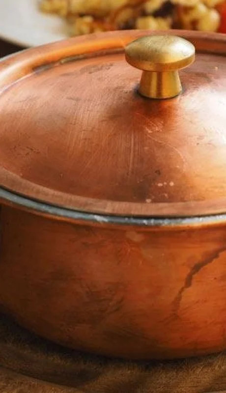 Alimentos en cacerola de cobre