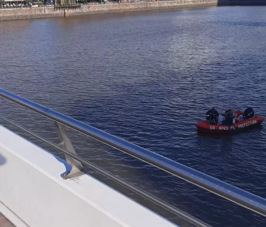 Operativo en Puerto Madero para encontrar el cuerpo del hombre que se arrojó desde el Puente de la Mujer/ Fuente: Prefectura