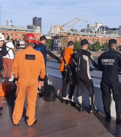 Operativo en Puerto Madero para encontrar el cuerpo del hombre que se arrojó desde el Puente de la Mujer/ Fuente: Prefectura