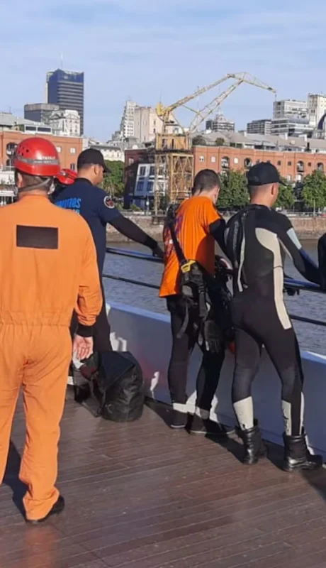 Operativo en Puerto Madero para encontrar el cuerpo del hombre que se arrojó desde el Puente de la Mujer/ Fuente: Prefectura