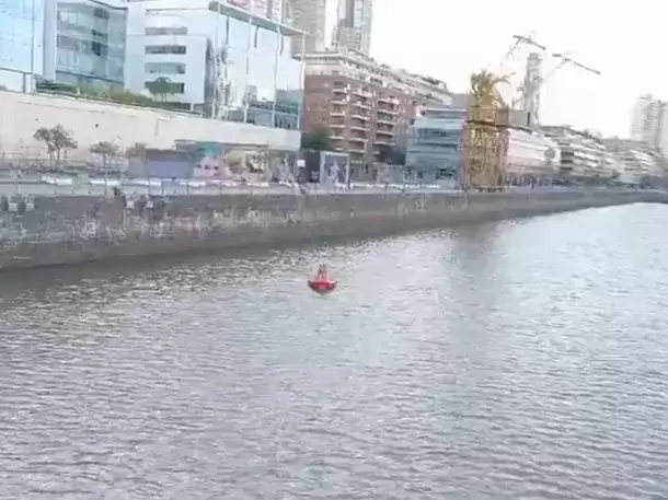 Operativo en Puerto Madero para encontrar el cuerpo del hombre que se arrojó desde el Puente de la Mujer/ Fuente: Prefectura