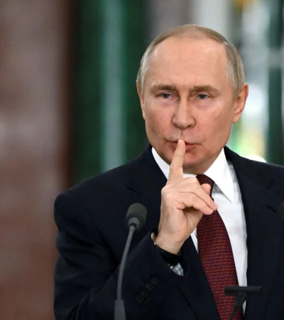 Putin insiste en que el reconocimiento jurídico de la soberanía sobre Donbás y Crimea "tiene importancia".