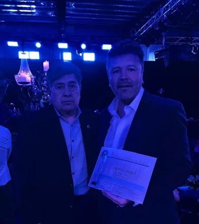 Damián Reyes fue galardonado en los Premios Alumni.