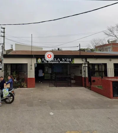 Este jueves, docentes de la institución realizaron un paro en reclamo de medidas de seguridad y en apoyo a la maestra herida.
