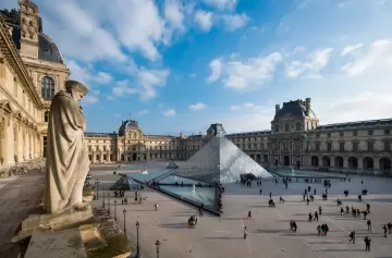 El Louvre sube el precio de su entrada para turistas: ¿qué hay detrás del aumento?