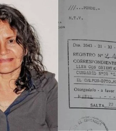 Gladys Mabel González, junto al certificado apócrifo que presentó en varias oportunidades.