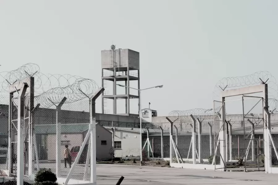 Unidad Carcelaria nº 40 de Lomas de Zamora. En la celda 8 se encontraba el padre de la adolescente. En su celular surgió el dato de su paradero.