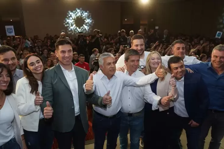 Alfredo Cornejo y dirigentes de Cambia Mendoza y La Libertad Avanza