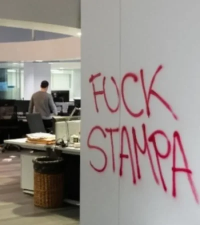 Ataque de activistas pro palestinos a La Stampa.