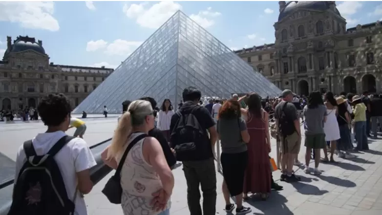 EL Museo del Louvre, una postal parisina.