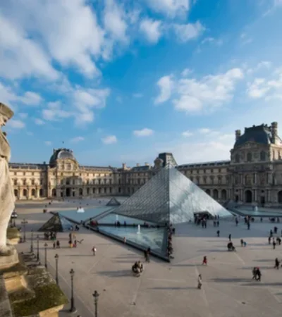 EL Museo del Louvre, una postal parisina.