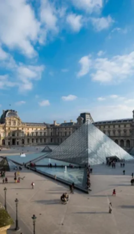 EL Museo del Louvre, una postal parisina.