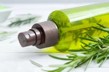 Por qué el limpiador casero de vinagre y romero es el aliado práctico que tu hogar necesita