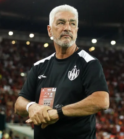 Omar de Felippe dejó de ser el DT de Central Córdoba.