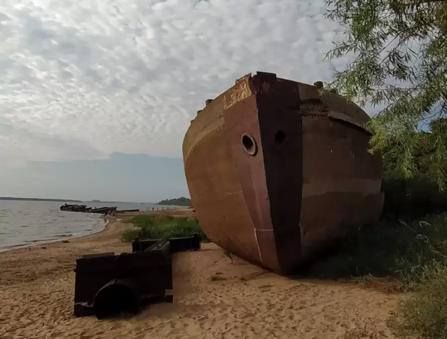 No hay manera de que el Néstor vuelva al agua. Hoy es un mudo monumento varado junto al río.