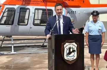 Video del momento exacto en que Petri auxilia a una oficial en pleno discurso