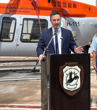 Durante el acto en Mendoza, donde  Petri entregó dos helicópteros Bell 407 GXI para la IV Brigada Aérea, una oficial sufrió un desmayo.