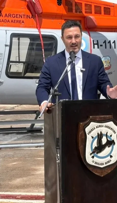 Durante el acto en Mendoza, donde  Petri entregó dos helicópteros Bell 407 GXI para la IV Brigada Aérea, una oficial sufrió un desmayo.