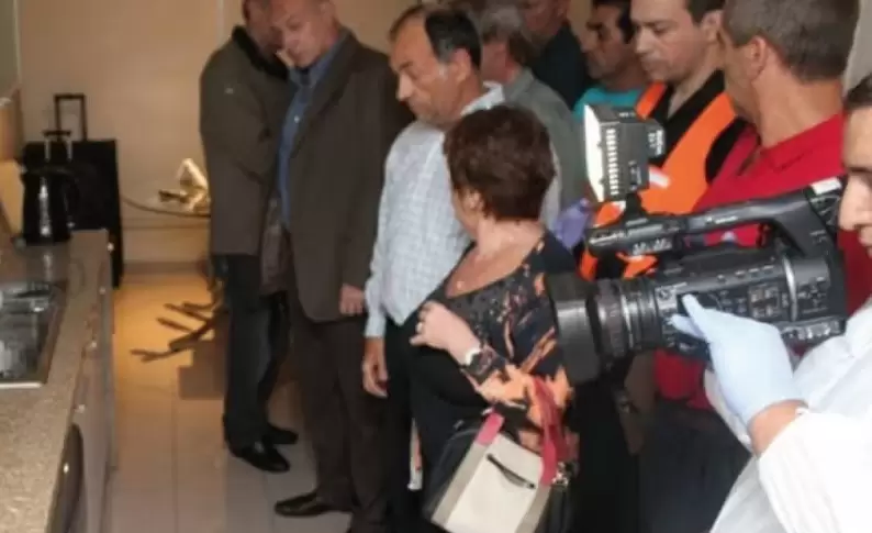 La entonces fiscal de la cauce aparece en la escena de la muerte rodeada de varias personas. (Fuente: Policía Federal Argentina)