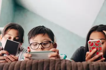 ¿Demasiado tarde? Revelan el peligro de darle un teléfono temprano a tu hijo