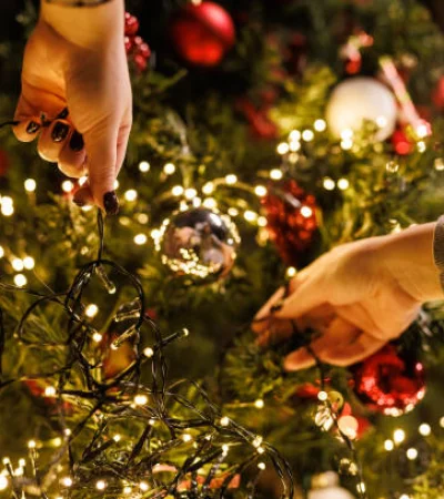 Descubre la razón psicológica de por qué cada vez más personas arman el árbol de Navidad antes de la fecha tradicional del 8 de diciembre.