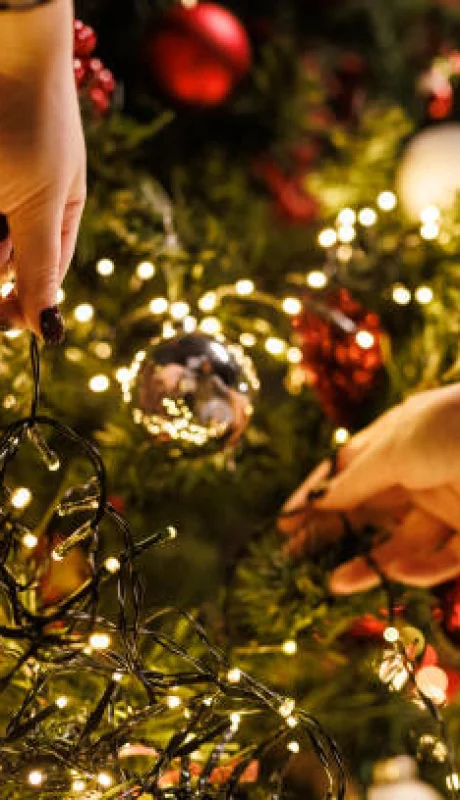 Descubre la razón psicológica de por qué cada vez más personas arman el árbol de Navidad antes de la fecha tradicional del 8 de diciembre.