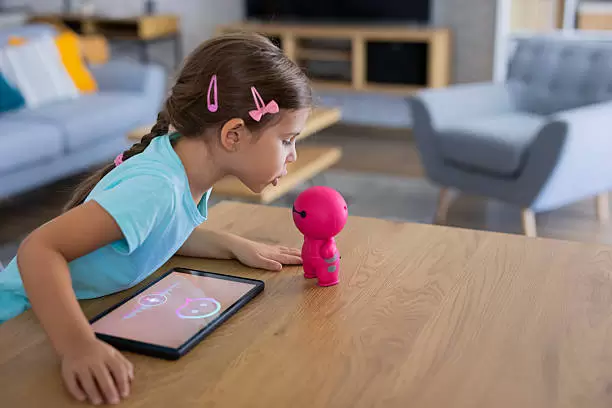 Niña con juguete con IA.