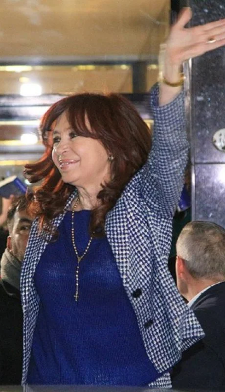 Cristina en la puerta del edificio