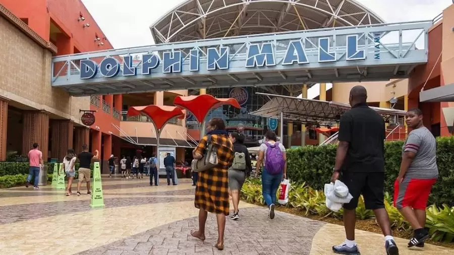 Entrada del Dolphin Mall, uno de los lugares más populares de Miami.
