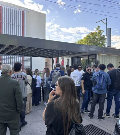 Los padres en la puerta del colegio Santa María a la espera de ser recibidos por las autoridades/ Fuente: Cuenta de X de Matías Pascualetti