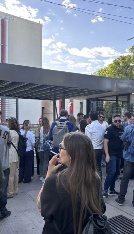 Los padres en la puerta del colegio Santa María a la espera de ser recibidos por las autoridades/ Fuente: Cuenta de X de Matías Pascualetti