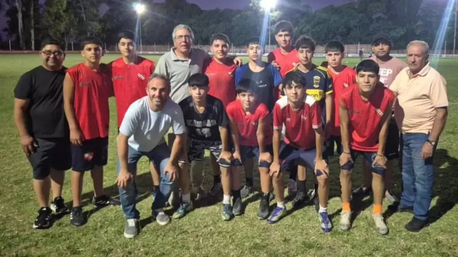 Chiapetta junto a futbolistas del Club Independiente Tunuyán Sportivo Las Rosas.